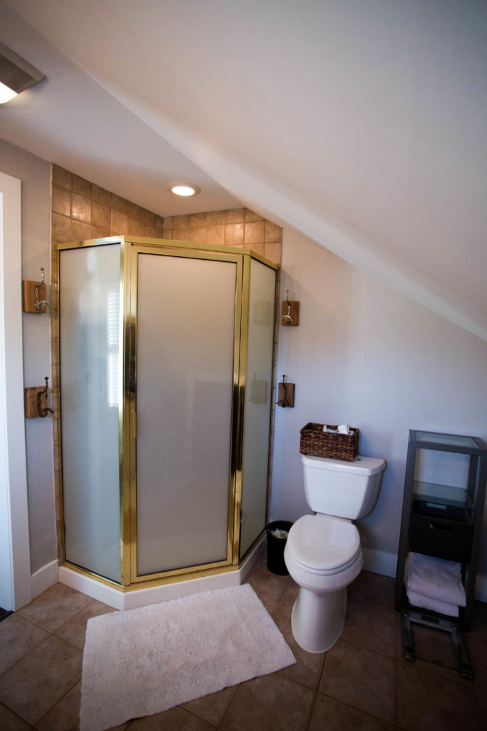 small modern bathroom design with shower ideas